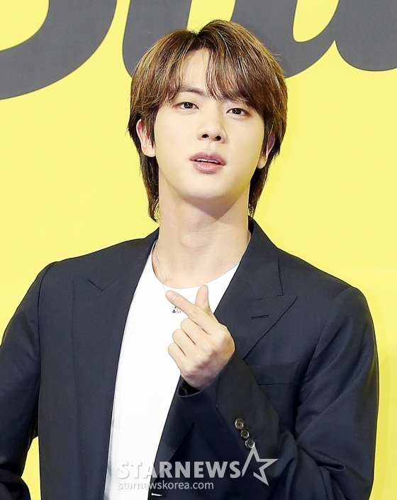 방탄소년단(BTS) 진이 21일 오후 서울 송파구 방이동 올림픽홀에서 진행된 새 싱글앨범 &#039;Butter&#039; 발매 기념 쇼케이스에서 포즈를 취하고 있다.  &#039;Butter&#039;에는 버터처럼 부드럽게 녹아들어 너를 사로잡겠다는 방탄소년단의 귀여운 고백이 담겨있다.  방탄소년단은 &#039;Butter&#039;를 사실상의 선 공개 싱글로 스타트를 끊고 6월 중 &#039;Butter&#039;가 포함된 새 앨범을 발매할 계획이다. 2021.05.21