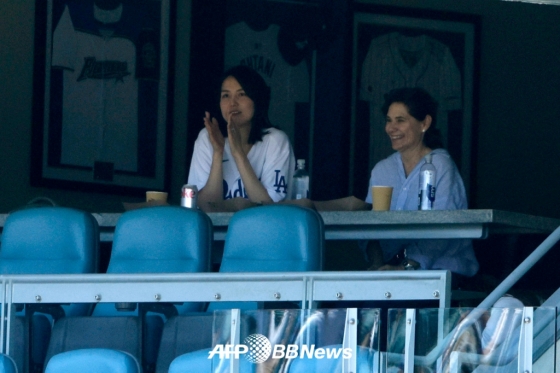 오타니 쇼헤이가 29일 미국 캘리포니아주 다저스타디움에서 열린 세인트루이스 카디널스와 홈 경기를 치르는 가운데, 그의 아내인 다나카 마미코(왼쪽)가 경기장에서 응원하고 있다. /AFPBBNews=뉴스1