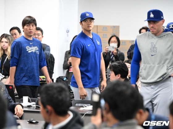 미즈하라 잇페이(왼쪽)와 오타니 쇼헤이가 지난 16일 서울 고척스카이돔에서 열린 공식기자회견에 입장하고 있다.  