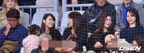 오타니 쇼헤이의 아내 다나카 마미코(오른쪽)와 미즈하라 잇페이의 아내(오른쪽에서 두 번째)가 고척돔에서 경기를 관전하고 있다. 