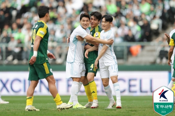 주민규(왼쪽)가 박진섭(가운데)을 끌어안고 있다. /사진제공=한국프로축구연맹