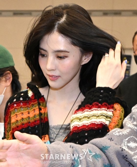 (인천공항=뉴스1) 권현진 기자 = 류준열과 열애중인 배우 한소희(29)가 18일 미국 하와이 여행을 마친 뒤 귀국하고 있다. (공동취재) 2024.3.18/뉴스1  Copyright (C) 뉴스1. All rights reserved. 무단 전재 및 재배포,  AI학습 이용 금지. /사진=(인천공항=뉴스1) 권현진 기자