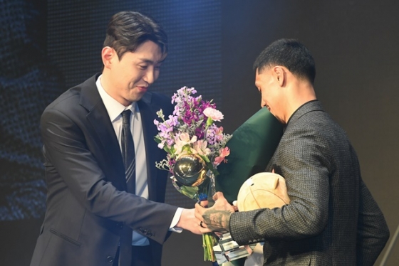 이선 알바노의 국내선수 MVP를 축하하는 강상재(왼쪽). /사진=KBL 제공
