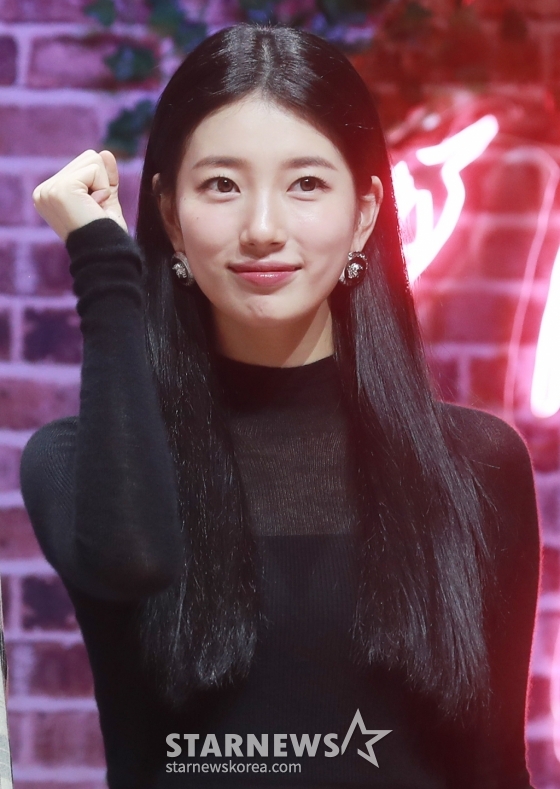 배우 수지가 18일 오전 서울 강남구 코엑스 신한카드 아티움에서 진행된 넷플릭스 오리지널 시리즈 &#039;이두나!&#039; 제작발표회에 참석해 포즈를 취하고 있다.  평범한 대학생 원준이 셰어하우스에서 화려한 K-POP 아이돌 시절을 뒤로 하고 은퇴한 두나를 만나게 되며 벌어지는 이야기를 담은 로맨스 드라마 &#039;이두나!&#039;는 오는 20일 공개된다. /2023.10.18 /사진=이동훈
