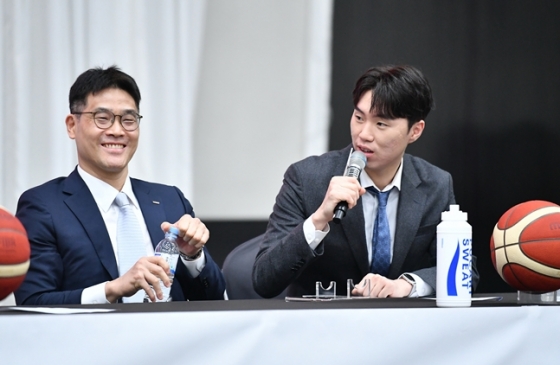  조동현(왼쪽) 감독과 이우석. /사진=KBL 제공