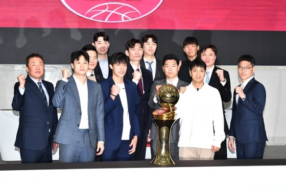  2일 오전 서울 송파구 올림픽파크텔의 올림피아홀에서 열린 &#039;2023~24 정관장 프로농구 플레이오프(PO) 미디어데이&#039;에서 6강 플레오프에 오른 감독과 선수들이 화이팅을 외치고 있다. /사진=KBL 제공