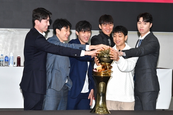 2일 오전 서울 송파구 올림픽파크텔의 올림피아홀에서 열린 &#039;2023~24 정관장 프로농구 플레이오프(PO) 미디어데이&#039;에서 6강 플레오프에 오른 선수들이 트로피를 만지며 즐거워하고 있다. /사진=KBL 제공