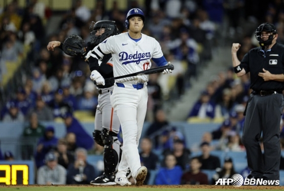 LA 다저스 오타니 쇼헤이가 2일 미국 캘리포니아주 로스엔젤레스 다저스타디움에서 열린 샌프란시스코 자이언츠와 2024 미국프로야구 메이저리그(MLB) 홈경기에서 삼진으로 물러나고 있다. /AFPBBNews=뉴스1