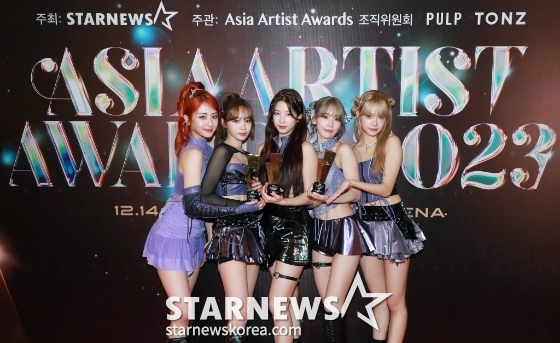 걸그룹 르세라핌이 '2023 아시아 아티스트 어워즈 인 필리핀'(2023 Asia Artist Awards IN THE PHILIPPINES, 이하 '2023 AAA')에서 AAA 베스트 아티스트, 퍼포먼스, 아시아 셀러브리티 상을 수상한 뒤 포즈를 취하고 있다./사진=이동훈 기자