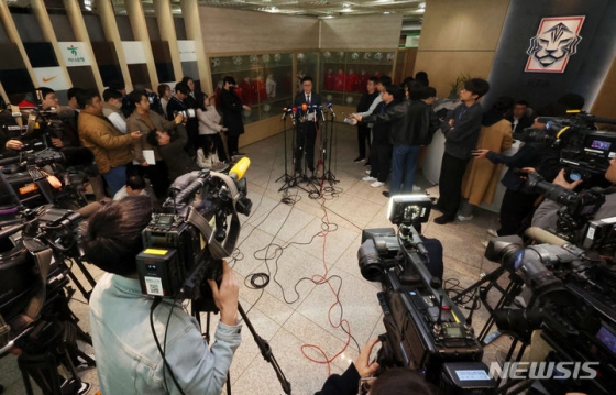 취재진 앞에서 브리핑하는 정해성(가운데) 대한축구협회 국가대표 전력강화위원장. /사진=뉴시스