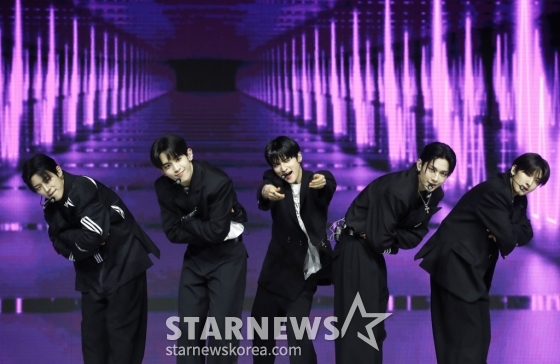 (서울=뉴스1) 권현진 기자 = 그룹 나우어데이즈(NOWADAYS)가 2일 오후 서울 용산구 블루스퀘어 마스터카드홀에서 가진 데뷔 앨범 싱글 1집 ‘나우어데이즈(NOWADAYS)’ 발매 기념 쇼케이스에서 타이틀 곡 ‘우위(OoWee)’를 선보이고 있다. 2024.4.2/뉴스1  Copyright (C) 뉴스1. All rights reserved. 무단 전재 및 재배포,  AI학습 이용 금지. /사진=(서울=뉴스1) 권현진 기자