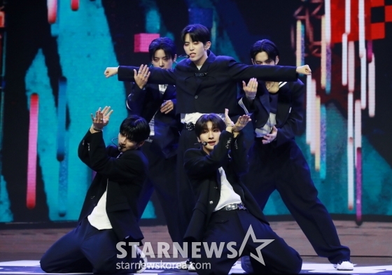 그룹 나우어데이즈(NOWADAYS)가 2일 오후 서울 용산구 블루스퀘어에서 진행된 첫 번째 데뷔 싱글 ‘NOWADAYS&#039; 발매기념 쇼케이스에서 데뷔곡을 선보이고 있다. /2024.04.02 /사진=이동훈