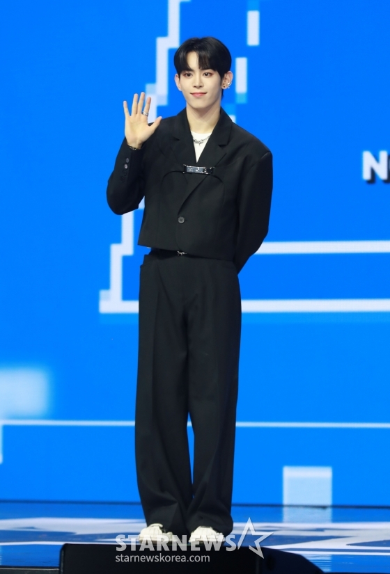 그룹 나우어데이즈(NOWADAYS) 현빈이 2일 오후 서울 용산구 블루스퀘어에서 진행된 첫 번째 데뷔 싱글 ‘NOWADAYS&#039; 발매기념 쇼케이스에서 포즈를 취하고 있다. /2024.04.02 /사진=이동훈