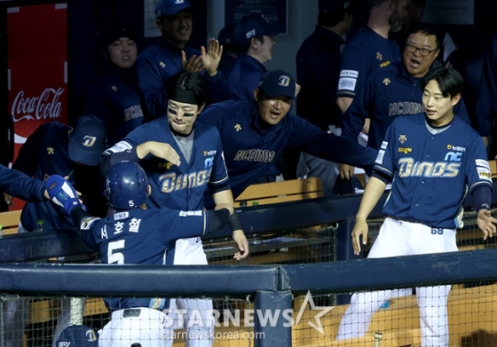 &#039;2024 신한 SOL 뱅크 KBO리그&#039; LG-NC전이 2일 서울 잠실야구장에서 열렸다. NC 6회초 2사 만루에서 3루주자 서호철이 김주원이 볼넷을 골라 역전 득점을 한 후 더그아웃에서 동료들의 환영을 받고 있다. /사진=김진경 대기자