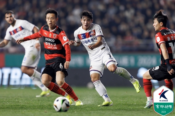 수원FC와 포항 스틸러스의 경기. /사진제공=한국프로축구연맹