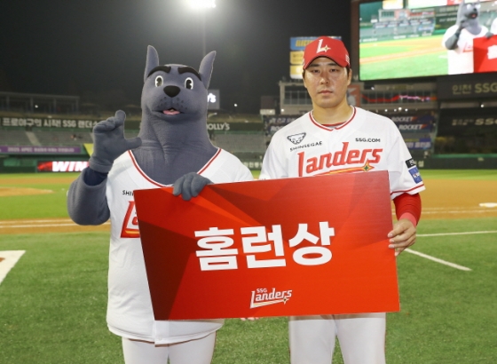 멀티 홈런을 날린 한유섬(오른쪽)이 경기 후 홈런상을 받고 팀 마스코트와 기념 촬영을 하고 있다. /사진=SSG 랜더스