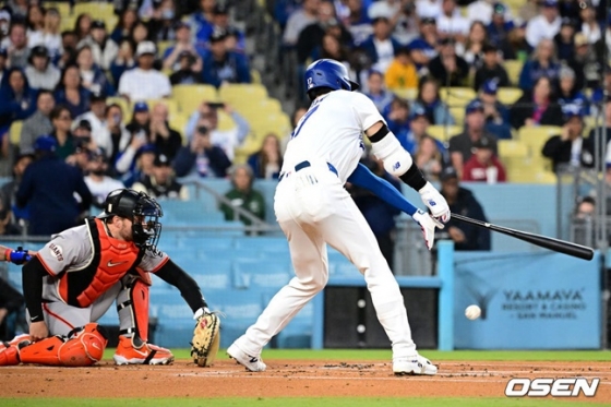 LA 다저스 오타니 쇼헤이(오른쪽)가 4일 미국 캘리포니아주 로스앤젤레스에 위치한 다저 스타디움에서 펼쳐진 샌프란시스코 자이언츠와 2024 메이저리그(MLB) 홈경기에서 2번 타자 지명타자로 선발 출전해 1회말 헛스윙 삼진을 당하고 있다.