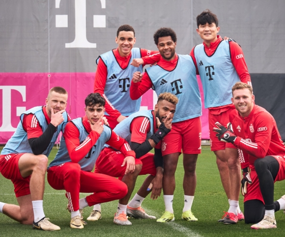 바이에륀 뮌헨 선수들이 팀 훈련 중 함께 사진을 찍고 있다. /사진=바이에른 뮌헨 공식 SNS