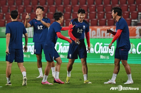 팀 훈련에 집중하는 한국 축구대표팀. /AFPBBNews=뉴스1