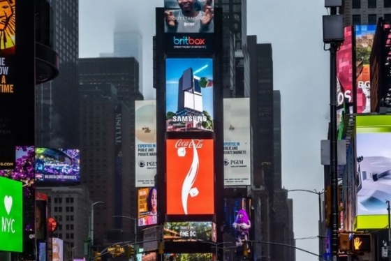 미국 뉴욕 타임스스퀘어에서 선보인 '비스포크 AI 패밀리허브' 냉장고 영상의 옥외광고
