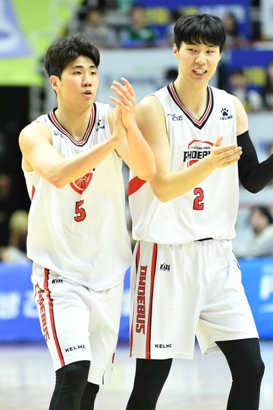 김지완(왼쪽)과 신민석. /사진=KBL 제공