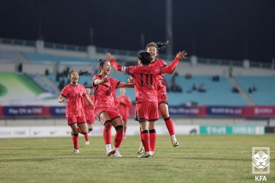 지소연의 골을 축하하는 한국 선수단. /사진=대한축구협회 제공