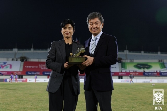 은퇴식에서의 전가을(왼쪽)과 정몽규 대한축구협회장. /사진=대한축구협회 제공