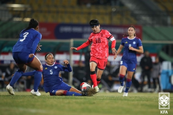 경기에 집중하는 지소연(가운데). /사진=대한축구협회 제공