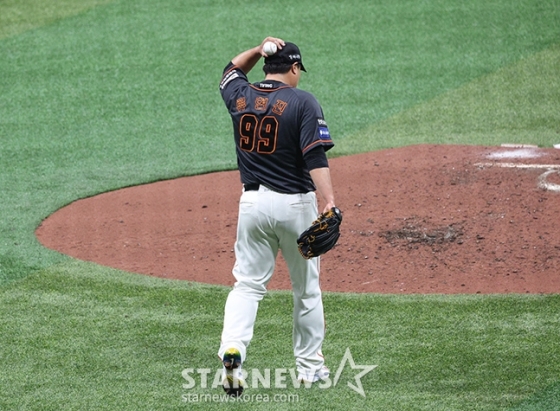 &#039;2024 신한 SOL 뱅크 KBO리그&#039; 키움-한화전이 5일 서울 고척스카이돔에서 열렸다.  한화 선발 류현진이 5회 연속안타를 허용하며 역전을 허용한 후 고개를 숙이고 있다. / 고척=김진경 기자