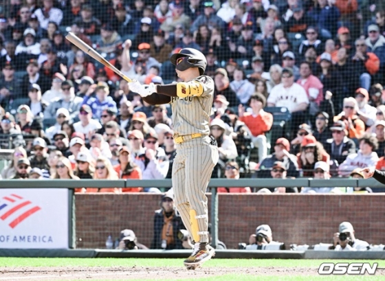 샌프란시스코 자이언츠 김하성이 미국 캘리포니아주 샌프란시스코 오라클 파크에서 열린 샌프란시스코 자이언츠와 2024 메이저리그(MLB) 방문경기에서 9회초 헛스윙 삼진을 당하고 있다.