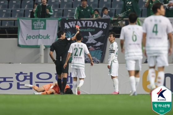 지난 5라운드 제주유나이티드전에서 다이렉트 퇴장을 당한 김진수(가운데). /사진=한국프로축구연맹 제공