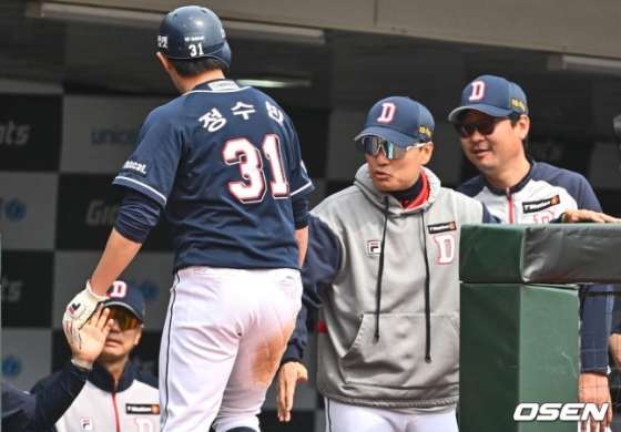 7일 부산 사직구장에서 2024 신한 SOL 뱅크 KBO 리그 롯데 자이언츠와 두산 베어스의 경기가 열렸다. 두산 베어스 정수빈이 1회초 무사 3루 허경민의 좌익수 희생타때 득점을 올리고 이승엽 감독의 축하를 받고 있다. 