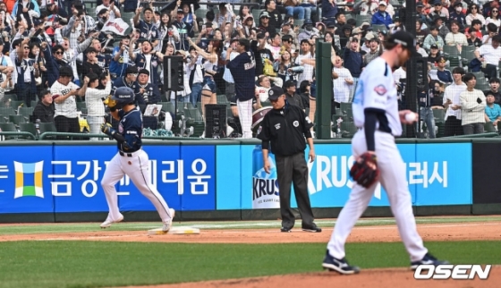 7일 부산 사직구장에서 2024 신한 SOL 뱅크 KBO 리그 롯데 자이언츠와 두산 베어스의 경기가 열렸다. 두산 베어스 강승호(왼쪽)가 2회초 우월 솔로 홈런을 치고 그라운드를 돌고 있다.