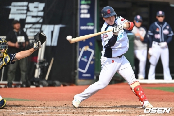 7일 부산 사직구장에서 2024 신한 SOL 뱅크 KBO 리그 롯데 자이언츠와 두산 베어스의 경기가 열렸다. 롯데 자이언츠 정보근이 4회말 2사 1,3루 삼진 아웃당하고 있다. 