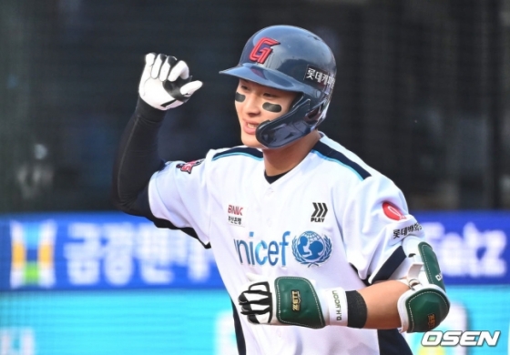 7일 부산 사직구장에서 2024 신한 SOL 뱅크 KBO 리그 롯데 자이언츠와 두산 베어스의 경기가 열렸다. 롯데 자이언츠 윤동희가 7회말 1사 만루 좌월 역전 만루 홈런을 치고 하이파이브를 하고 있다.