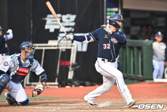 7일 부산 사직구장에서 2024 신한 SOL 뱅크 KBO 리그 롯데 자이언츠와 두산 베어스의 경기가 열렸다. 두산 베어스 김재환이 8회초 무사 2루 역전 1타점 우전 적시타를 치고 있다.