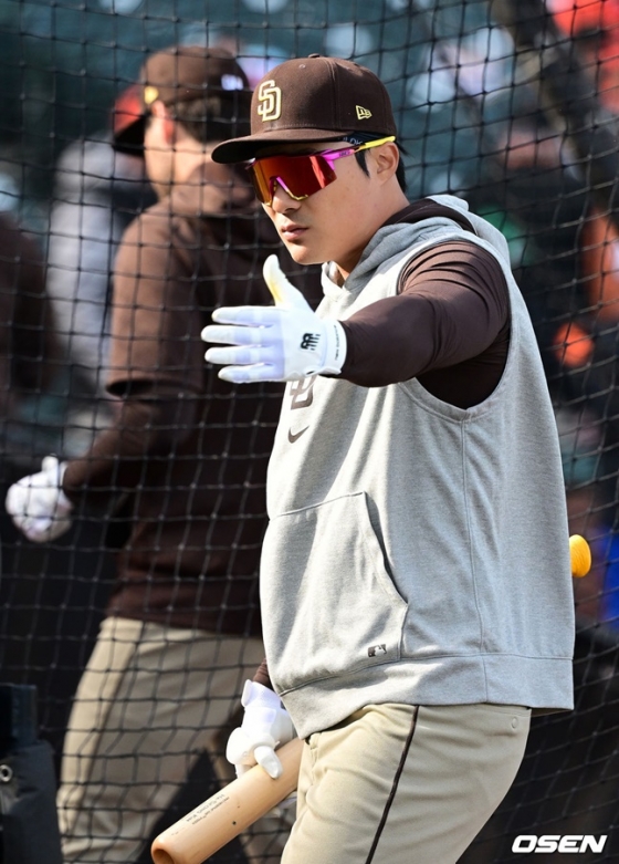 샌디에이고 파드리스 김하성이 7일 미국 캘리포니아주 샌프란시스코 오라클 파크에서 열린 샌프란시스코 자이언츠와 2024 메이저리그(MLB) 방문경기를 앞두고 타격 훈련을 하고 있다.