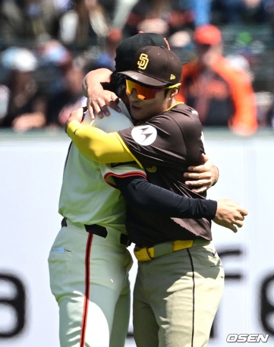 샌디에이고 파드리스 김하성(오른쪽)과 샌프란시스코 자이언츠 이정후가 8일 미국 캘리포니아주 샌프란시스코 오라클 파크에서 2024 메이저리그(MLB) 맞대결을 앞두고 만나 포옹을 나누고 있다.