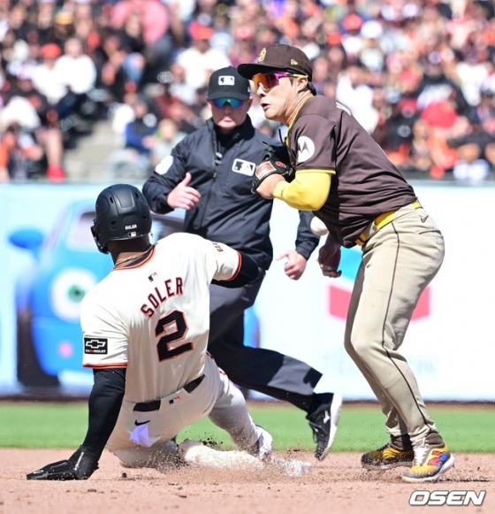 샌디에이고 파드리스 김하성(오른쪽)이 8일 미국 캘리포니아주 샌프란시스코 오라클 파크에서 열린 샌프란시스코 자이언츠와 2024 메이저리그(MLB) 방문경기에 5번 타자 유격수로 선발 출전해 8회말 주자 태그 과정에서 공을 흘리고 있다.
