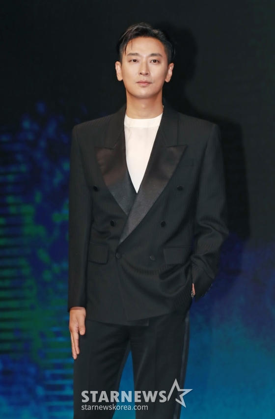 배우 주지훈이 8일 오전 서울 여의도 콘래드호텔에서 진행된 디즈니+ &#039;지배종&#039; 제작발표회에 참석해 포즈를 취하고 있다.  새로운 인공 배양육의 시대를 연 생명공학기업 BF의 대표 ‘윤자유’(한효주)와 그녀에게 의도적으로 접근한 퇴역 장교 출신의 경호원 ‘우채운’(주지훈)이 의문의 죽음과 사건들에 휘말리며, 배후의 실체를 쫓는 서스펜스 스릴러 드라마 &#039;지배종&#039;은 오는 10일 공개된다. /2024.04.08 /사진=이동훈