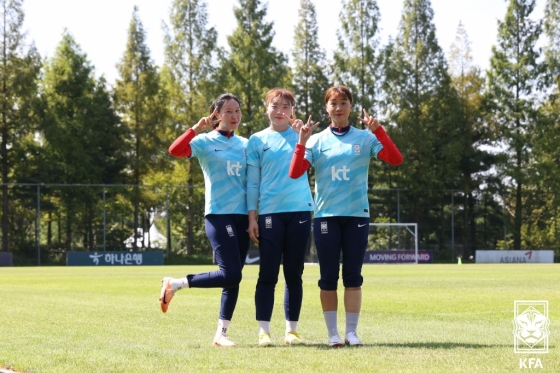 김정미(왼쪽)와 최예슬(가운데). /사진제공=대한축구협회(KFA)