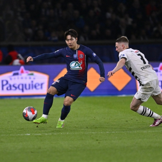 지난 4일 스타드 렌과 프랑스컵 준결승전에서 드리블을 시도하는 이강인(왼쪽). /사진=PSG 공식 SNS  