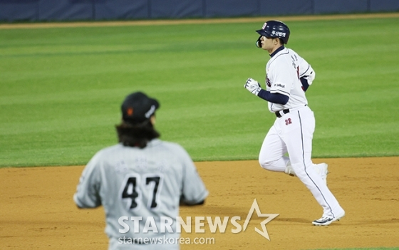 홈런을 날리고 베이스를 도는 김재환(오른쪽). /사진=김진경 대기자
