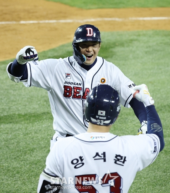 스리런 홈런을 날린 김재환(왼쪽)이 기뻐하고 있다. /사진=김진경 대기자