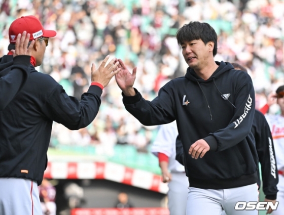 김광현(오른쪽)이 10일 인천 키움전에서 승리투수가 된 후 SSG 이숭용 감독의 축하를 받고 있다. 