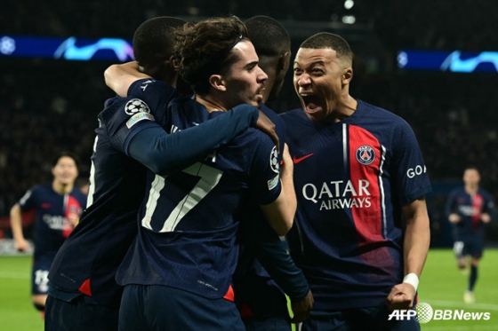 비티냐의 역전골에 기뻐하는 PSG 선수들. /AFPBBNews=뉴스1