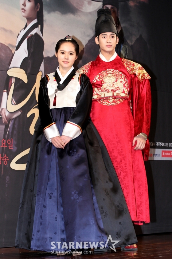 2일 오후 서울 여의도 63빌딩에서 열린 MBC 수목 드라마 &#039;해를 품은 달&#039;(연출 김도훈, 극본 진수완) 제작발표회에서 포즈를 취하고 있다. /사진=남윤호 인턴기자 yh85@