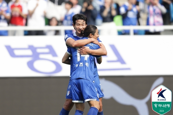 카즈키와 김현이 포옹하고 있다. /사진제공=한국프로축구연맹