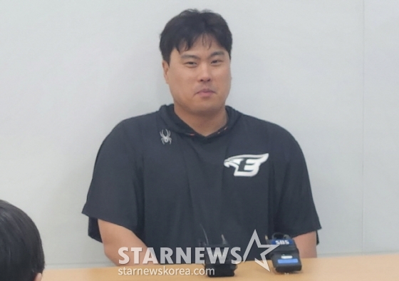 11일 두산 베어스전에서 시즌 첫 승리 투수가 된 한화 이글스 류현진이 인터뷰를 하고 있다. /사진=안호근 기자