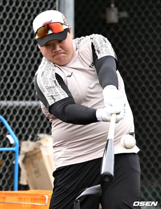 LG 김범석이 지난 2월 2일(한국시간) 미국 애리조나주 스코츠데일에 위치한 인디언 스쿨 파크 베이스볼 필드에 꾸려진 LG 트윈스의 스프링캠프에서 타격 훈련에 임하고 있다. 